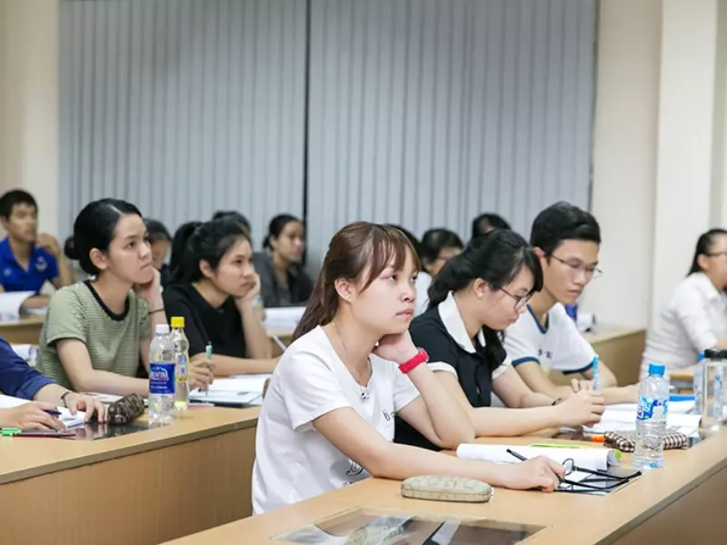 Một buổi học thực tế của lớp học chứng khoán ở thành phố Hồ Chí Minh tại ĐH kinh tế HCM