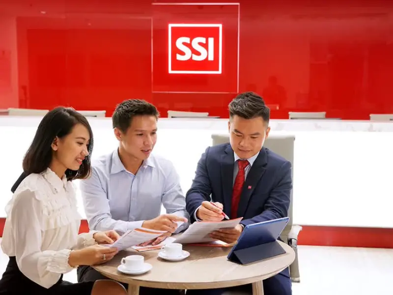 Nhà đầu tư cùng thực hiện các thủ tục mở tài khoản chứng khoán tại SSI