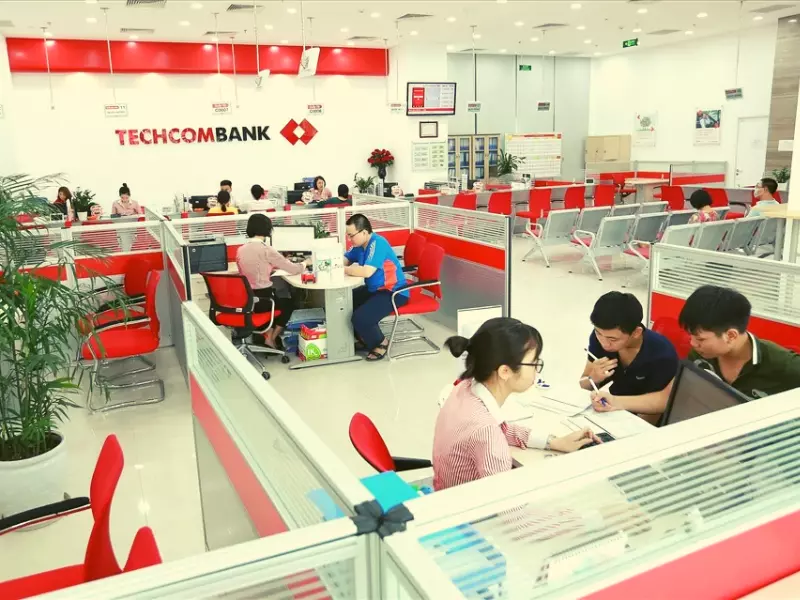 Nhà đầu tư đến trực tiếp Techcombank để mở tài khoản chứng khoán TCBS